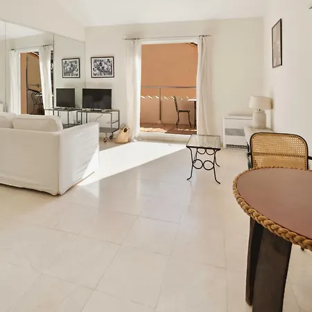Charming - 1br- *